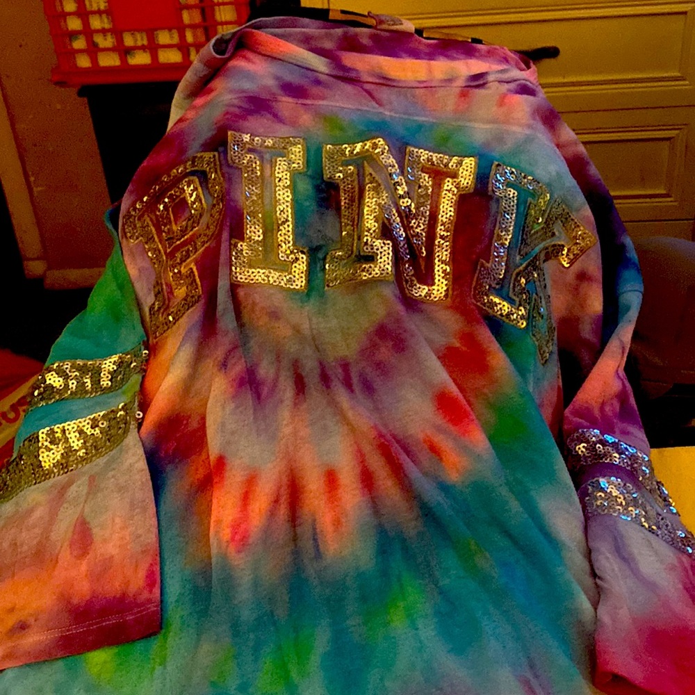 Vs/pink gently used, large, tye dye, short sleeve tee
